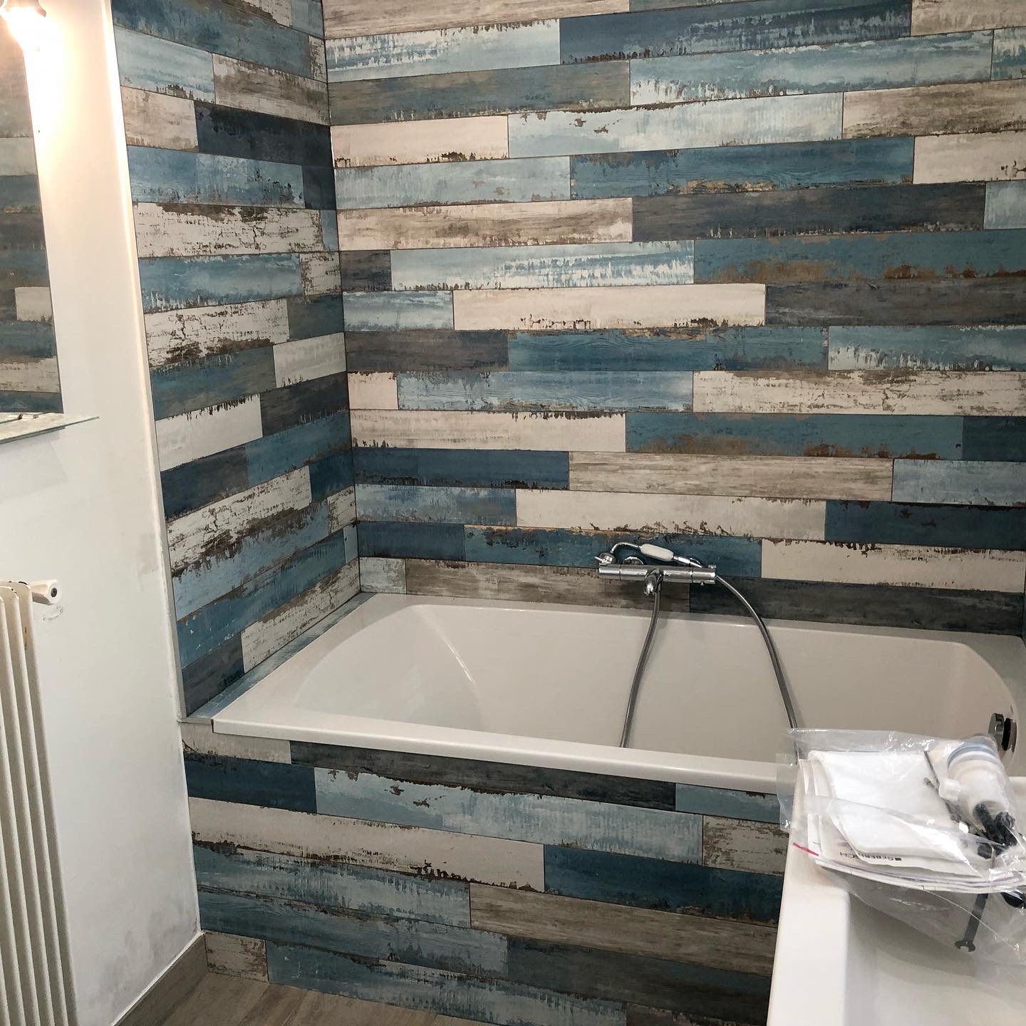 Salle de bain bleu et bois avec baignoire