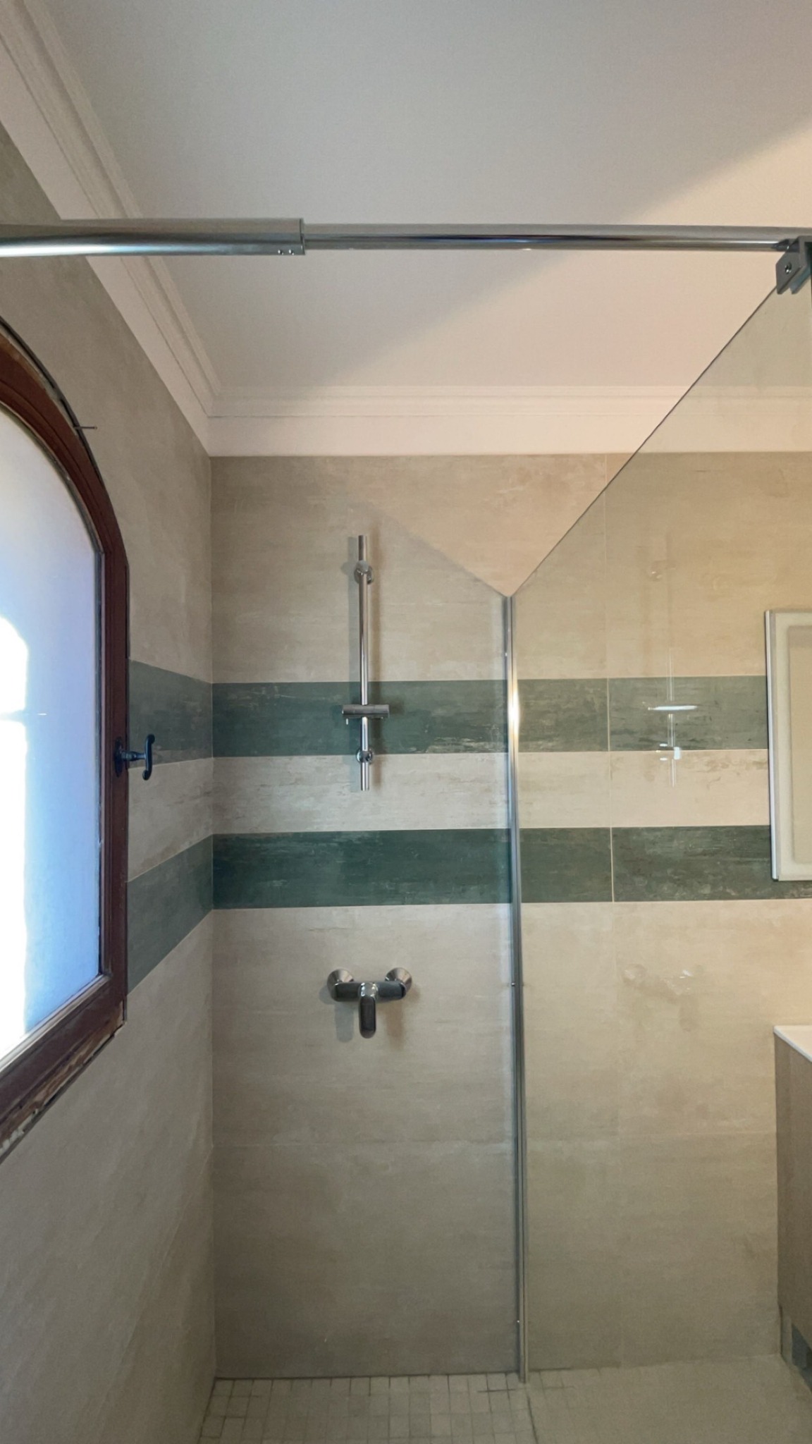 Douche avec bandes décoratives