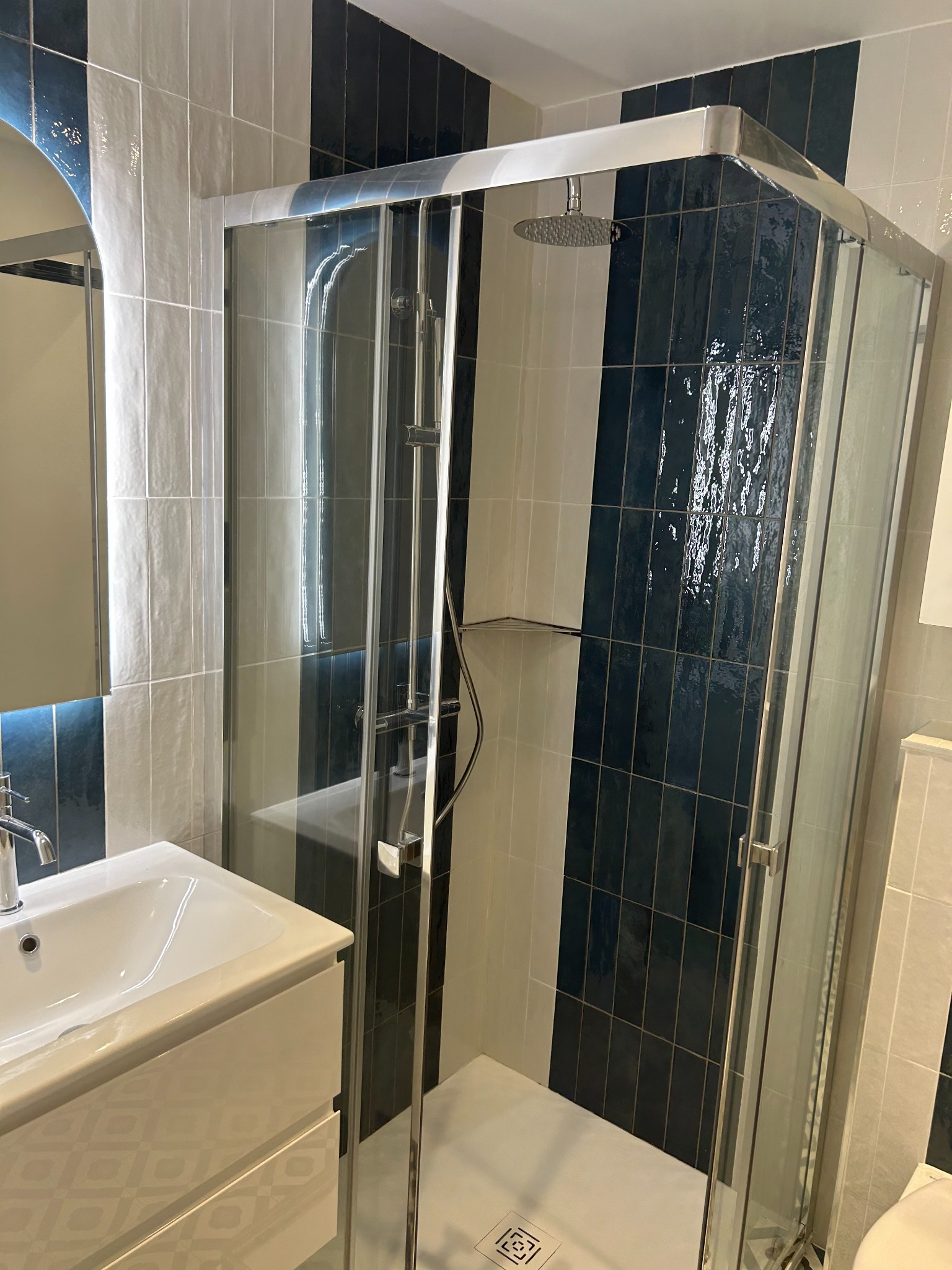 Salle de bain bleu et blanc avec douche